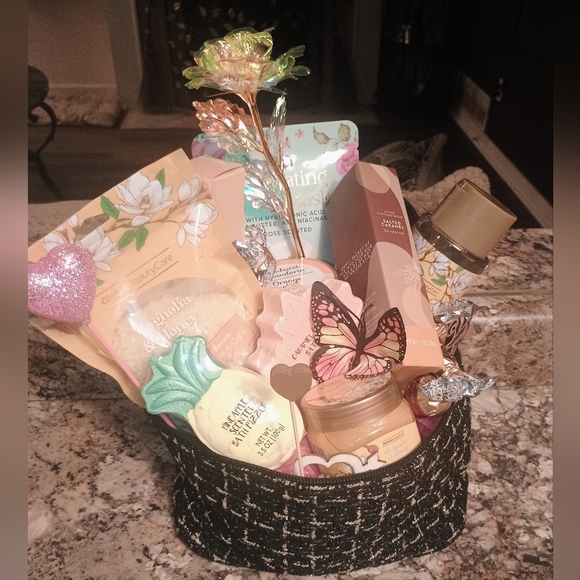 Luxury Custom Pamper Me Spa Women's Gift Basket - Picture 7 of 15